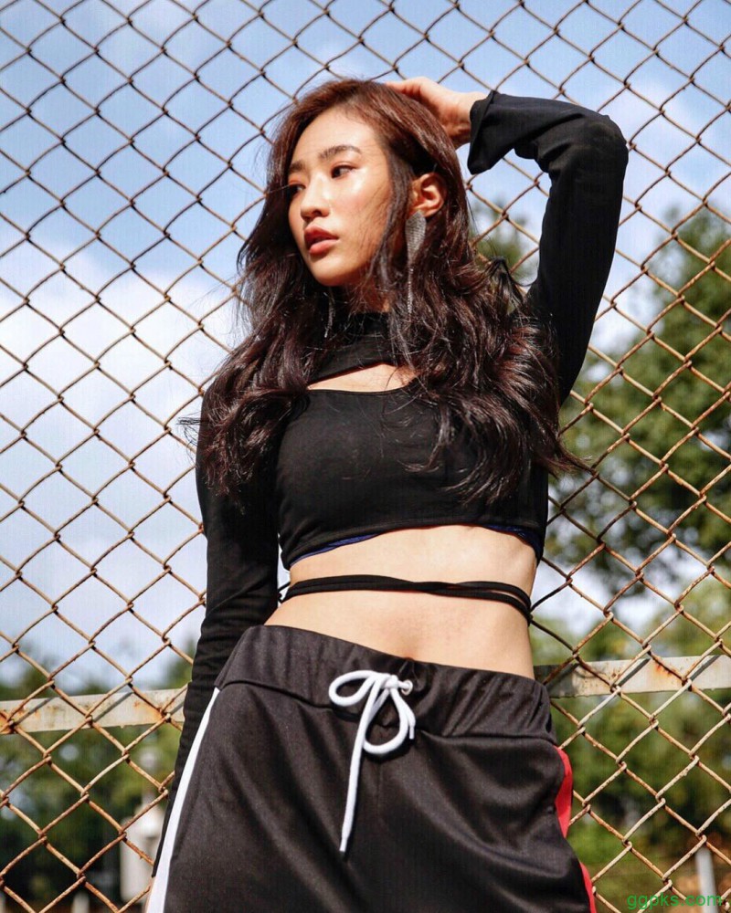 【GG扑克】模特正妹蔡沁妍Jennifer 泳池起身慢动作豪乳呼之欲出