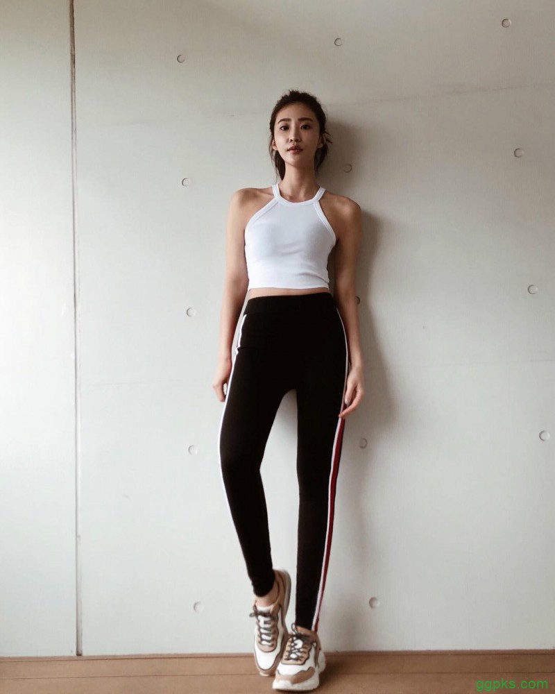 【GG扑克】模特正妹蔡沁妍Jennifer 泳池起身慢动作豪乳呼之欲出