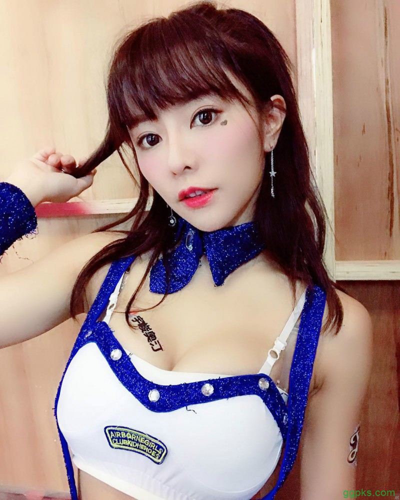 【GG扑克】性感正妹巫苡萱 连体衣中开秀八字奶