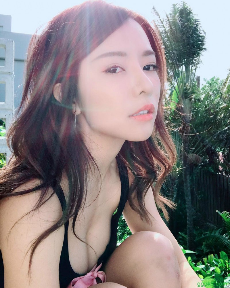 【GG扑克】性感正妹巫苡萱 连体衣中开秀八字奶