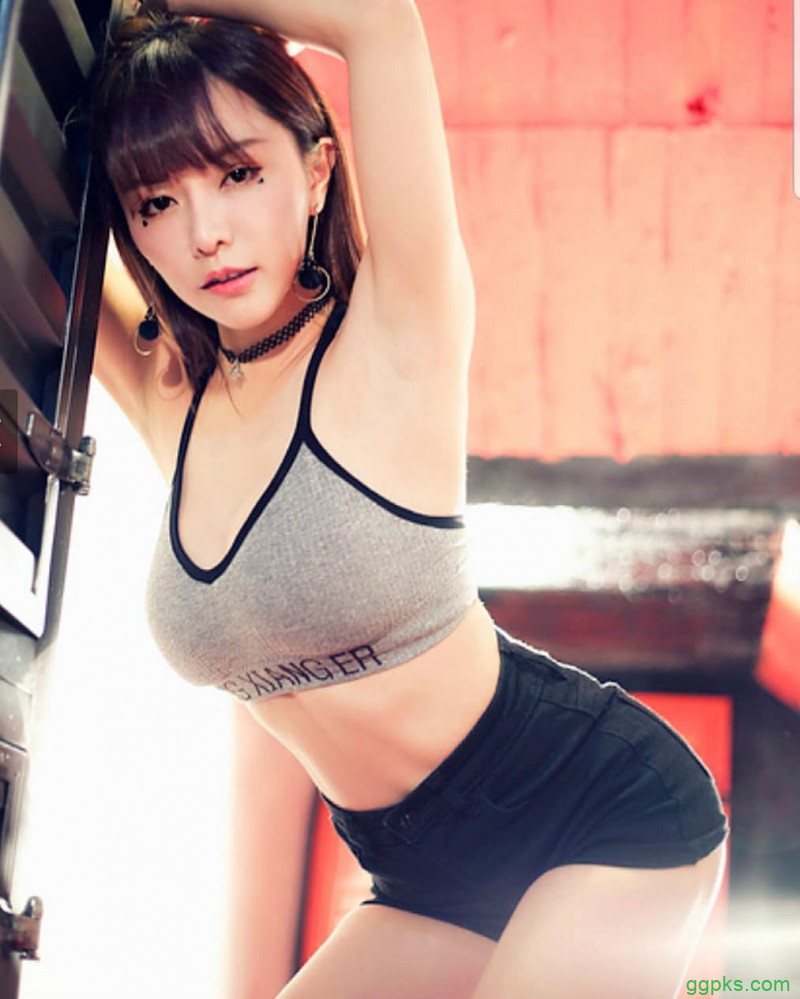 【GG扑克】性感正妹巫苡萱 连体衣中开秀八字奶