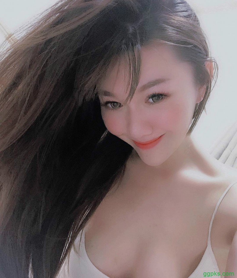 美女老板娘艾琳IRENE 爬山裸露火辣美乳令人山友腿软