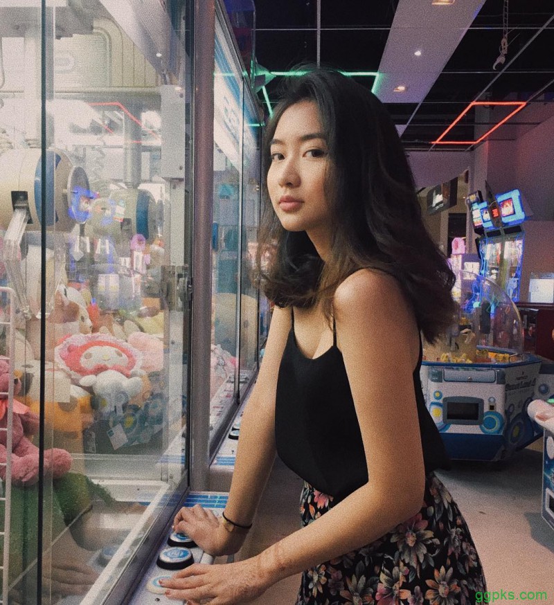 【GG扑克】新加坡美女Carrine 低胸吊带装好清凉