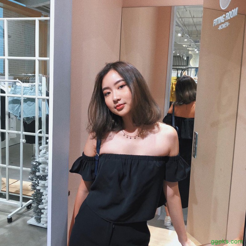 【GG扑克】新加坡美女Carrine 低胸吊带装好清凉