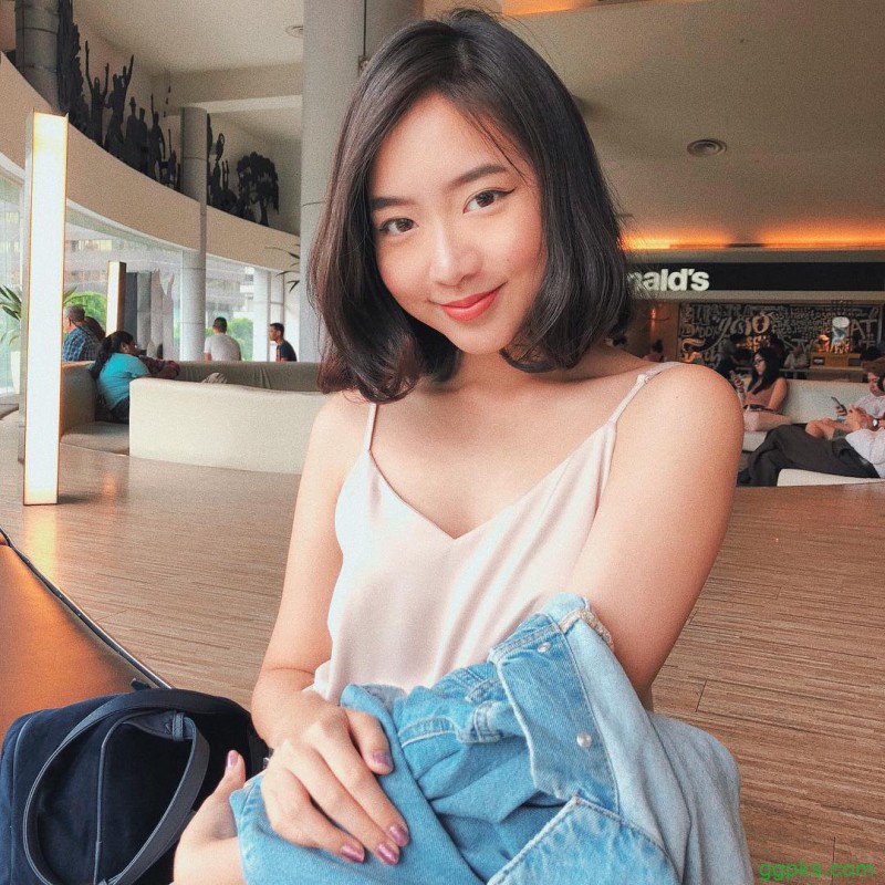 【GG扑克】新加坡美女Carrine 低胸吊带装好清凉