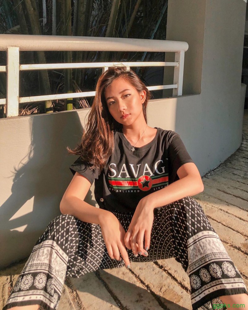 【GG扑克】新加坡美女Carrine 低胸吊带装好清凉