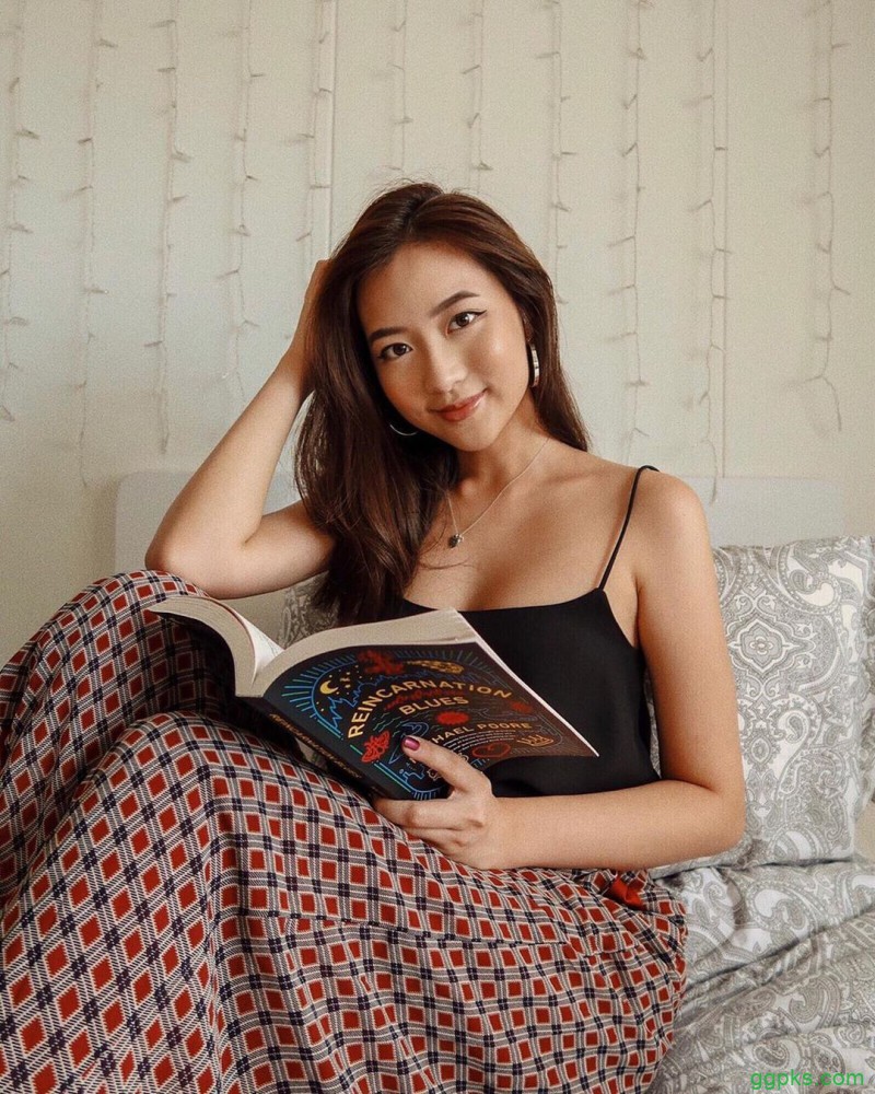 【GG扑克】新加坡美女Carrine 低胸吊带装好清凉