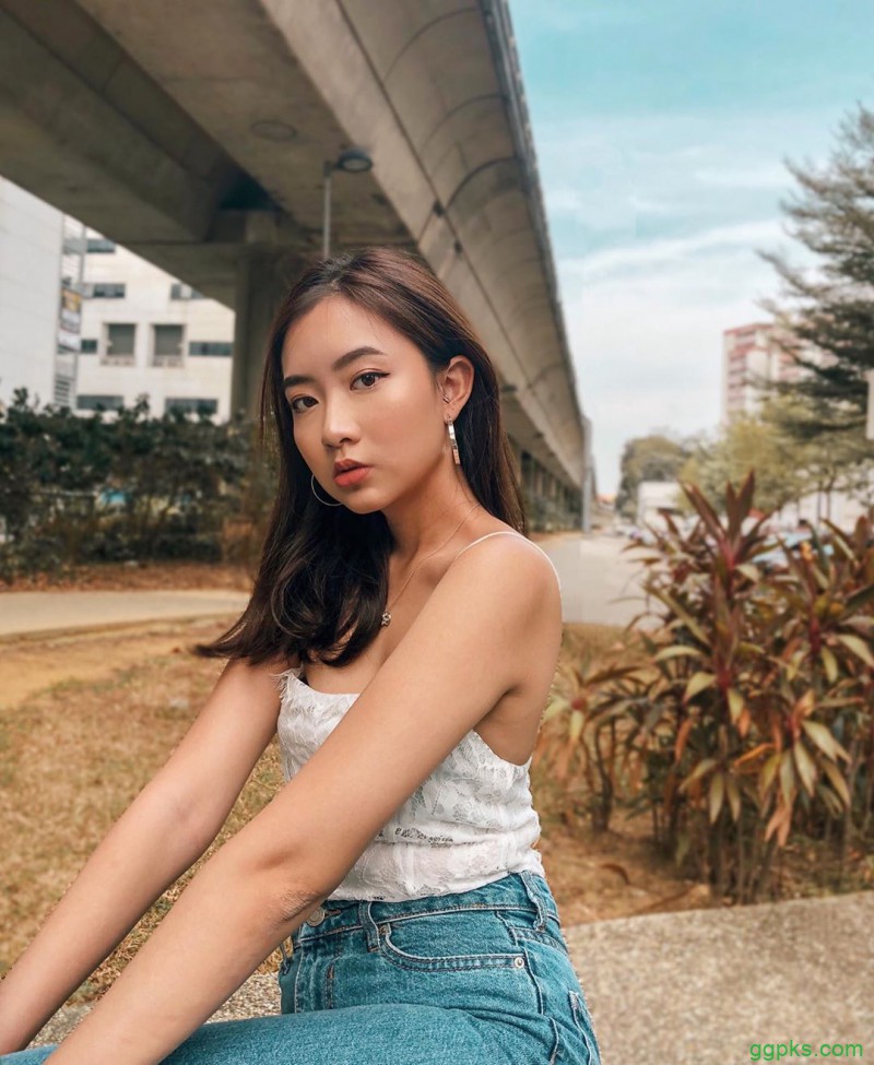 【GG扑克】新加坡美女Carrine 低胸吊带装好清凉