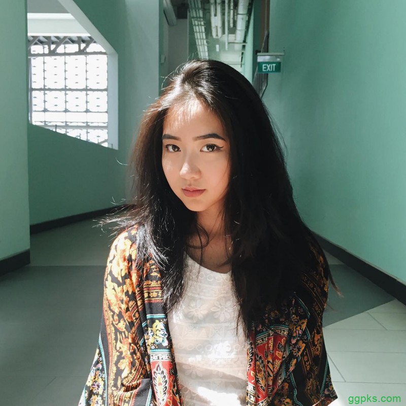 【GG扑克】新加坡美女Carrine 低胸吊带装好清凉