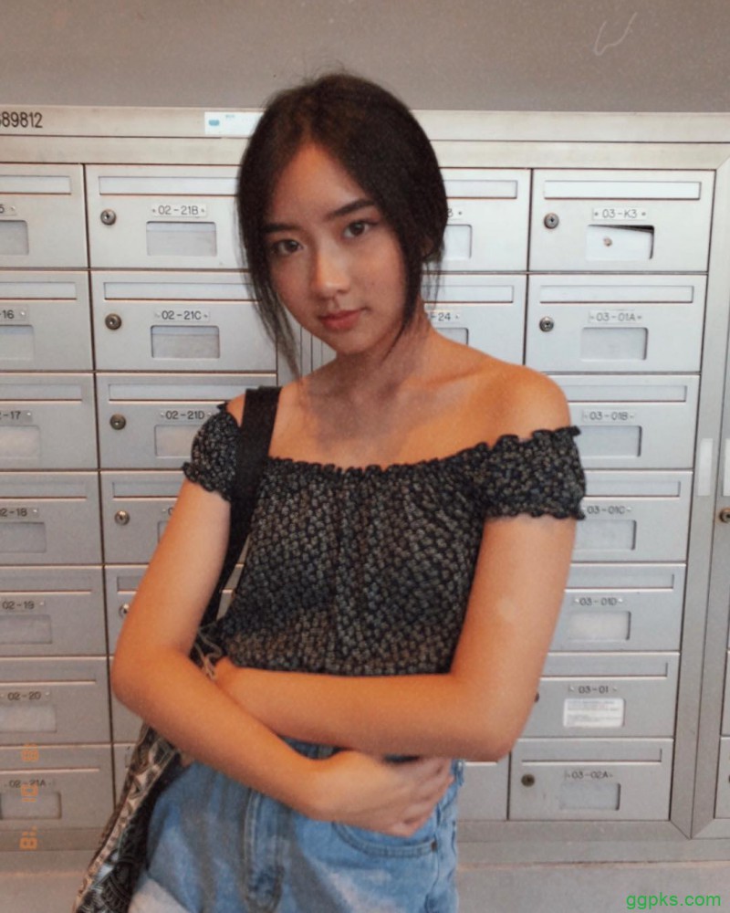 【GG扑克】新加坡美女Carrine 低胸吊带装好清凉