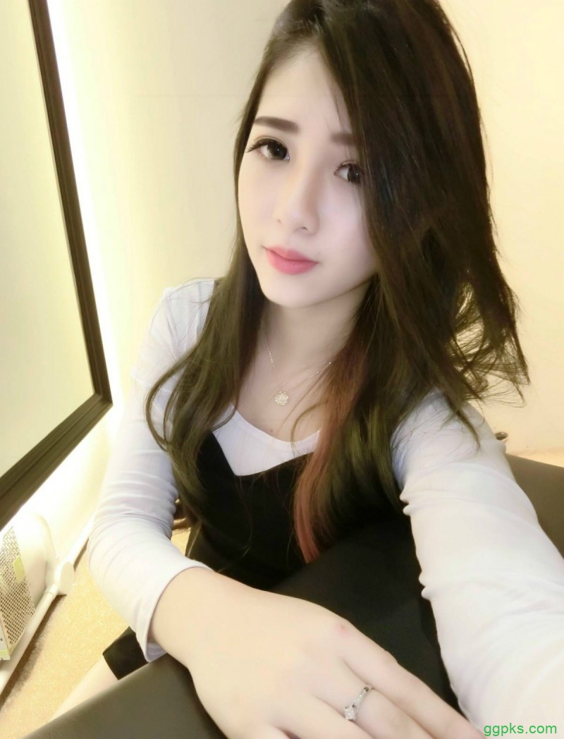 美女老板娘Yumiko 人妻当自家服装店美衣模特架势十足