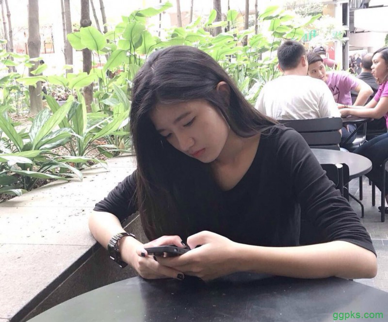 【GG扑克】性感双胞胎美女 姐妹花眼神带电拍照姿势撩人