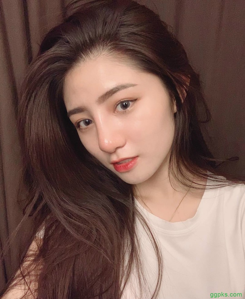 【GG扑克】性感双胞胎美女 姐妹花眼神带电拍照姿势撩人