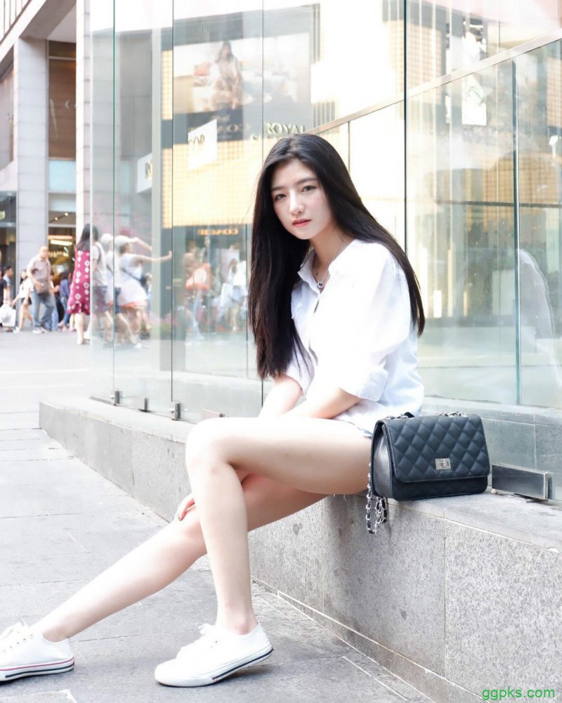 【GG扑克】性感双胞胎美女 姐妹花眼神带电拍照姿势撩人