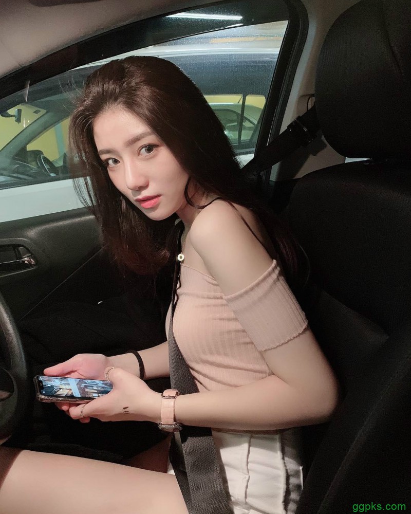 【GG扑克】性感双胞胎美女 姐妹花眼神带电拍照姿势撩人