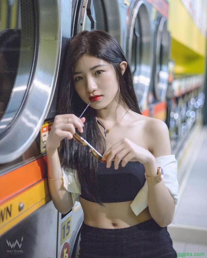 【GG扑克】性感双胞胎美女 姐妹花眼神带电拍照姿势撩人