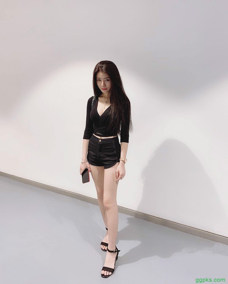 【GG扑克】性感双胞胎美女 姐妹花眼神带电拍照姿势撩人