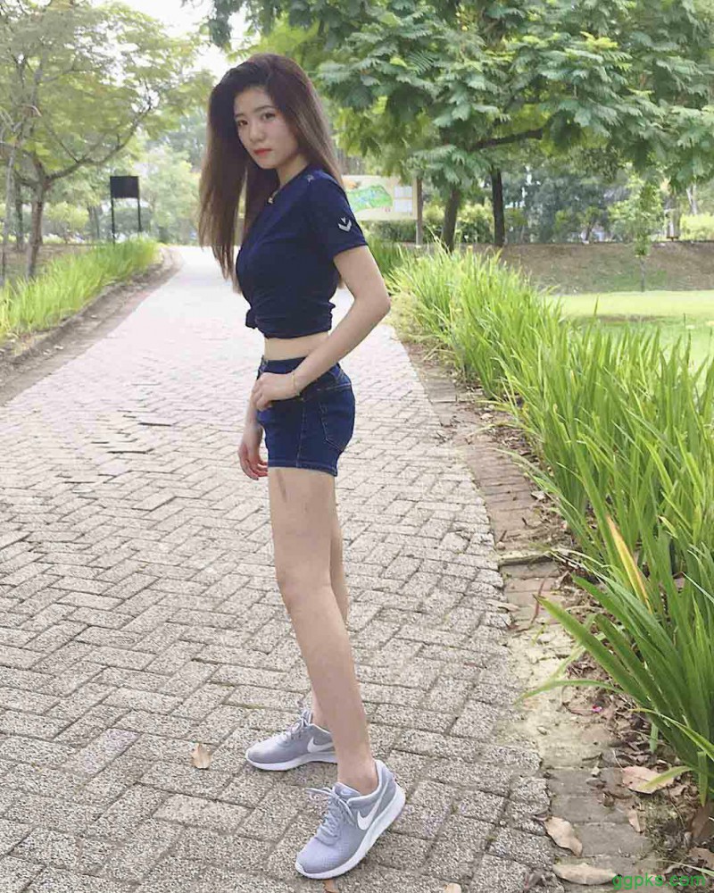 【GG扑克】性感双胞胎美女 姐妹花眼神带电拍照姿势撩人