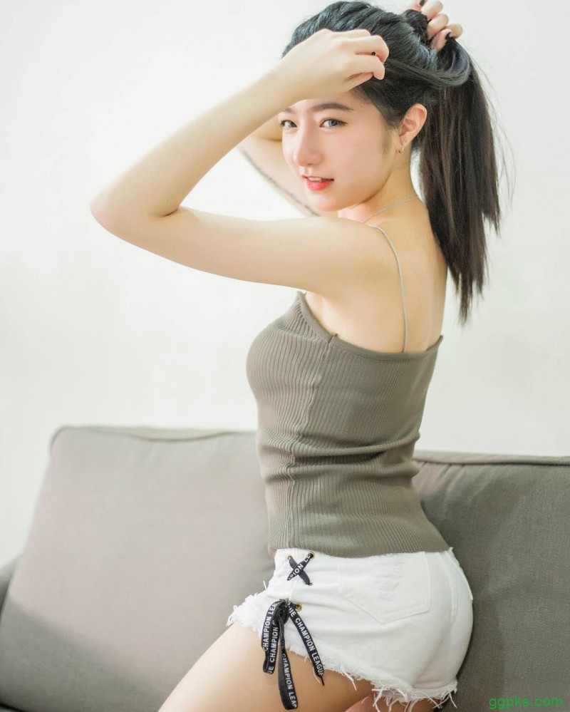 【GG扑克】性感双胞胎美女 姐妹花眼神带电拍照姿势撩人