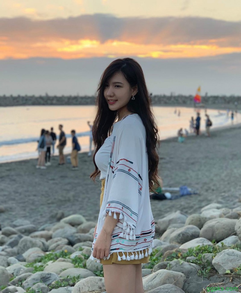 【GG扑克】台湾巨乳内衣美女心缘结衣 蕾丝内衣秀性感身材辣翻网友