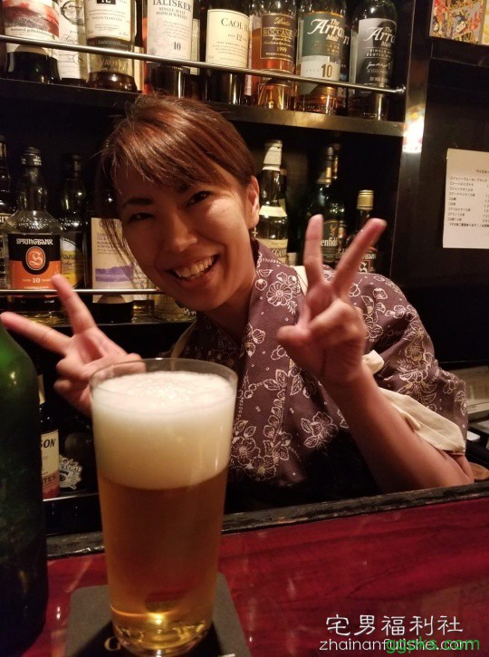 看遍撩妹百态的酒吧老板，决定传我们一些聊色的撇步
