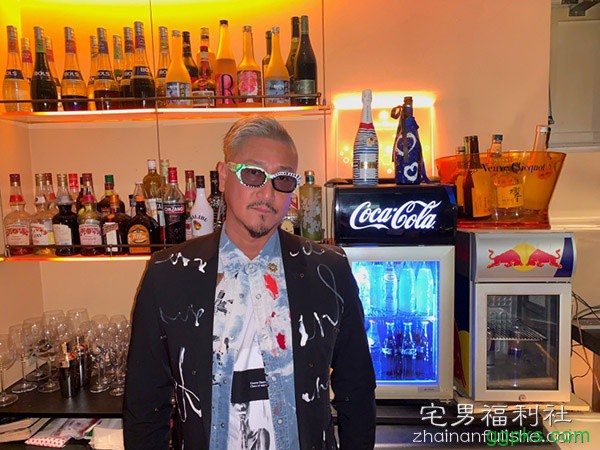看遍撩妹百态的酒吧老板，决定传我们一些聊色的撇步