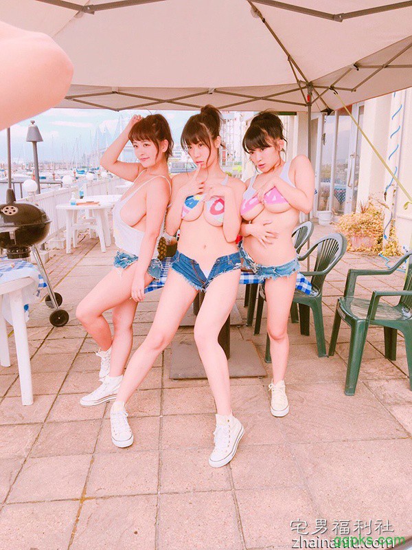 推特热门Tag《盯着D奶以上巨乳10分钟就可以获得健康》引起大奶控暴动啦