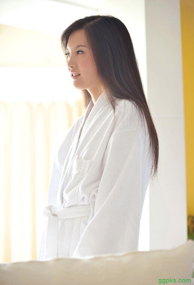 院长在办公室办了护士长_藏在办公桌底下含进去