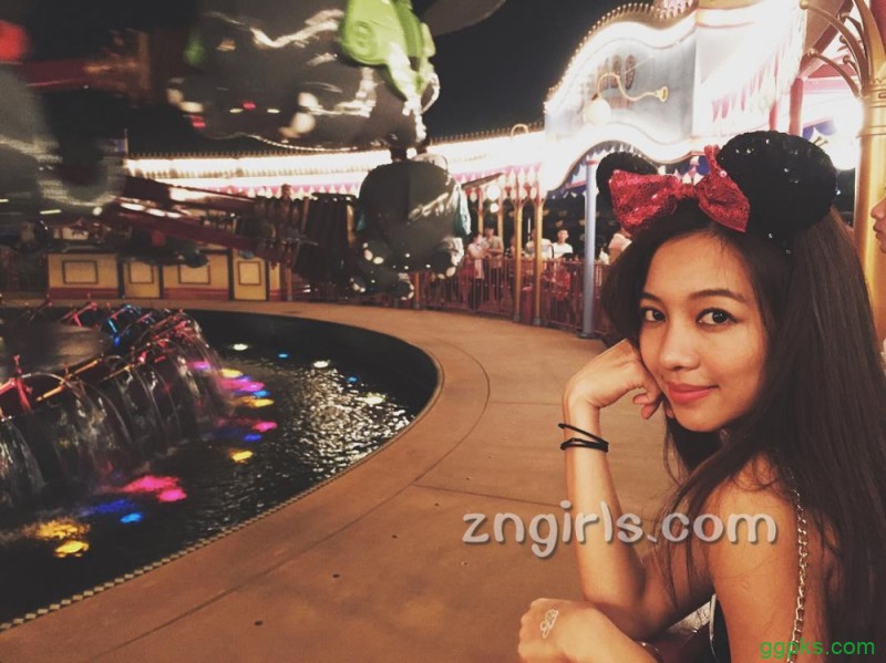 他使劲揉着奶头手伸进_教官捏揉我的奶头