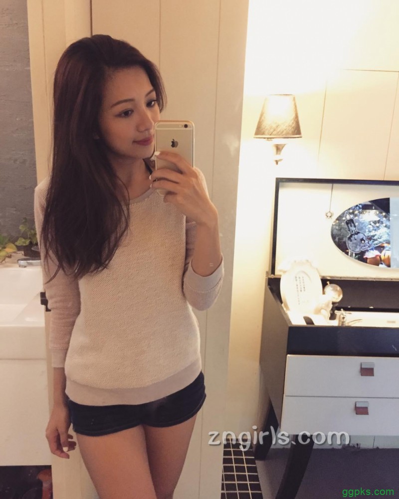 他使劲揉着奶头手伸进_教官捏揉我的奶头