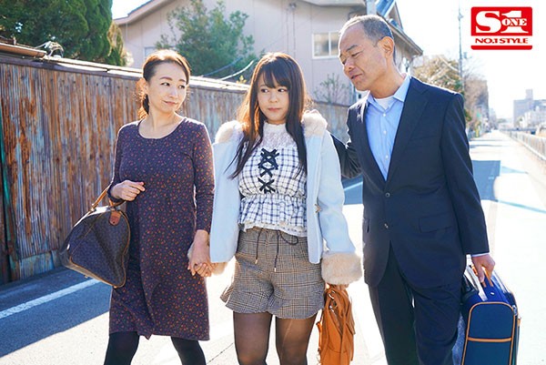 【GG扑克】母亲再婚!巨乳女儿“夕美しおん”首次与继父家族旅游 不幸在温泉池中遭遇近亲相奸