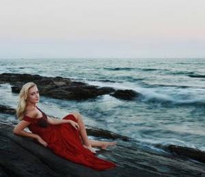 【GG扑克】老师让我帮她解奶罩 蜡烛堵住铃口