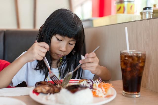 14岁女孩半夜看急诊，肚子胀鼓鼓的，医生：网红食物吃多了