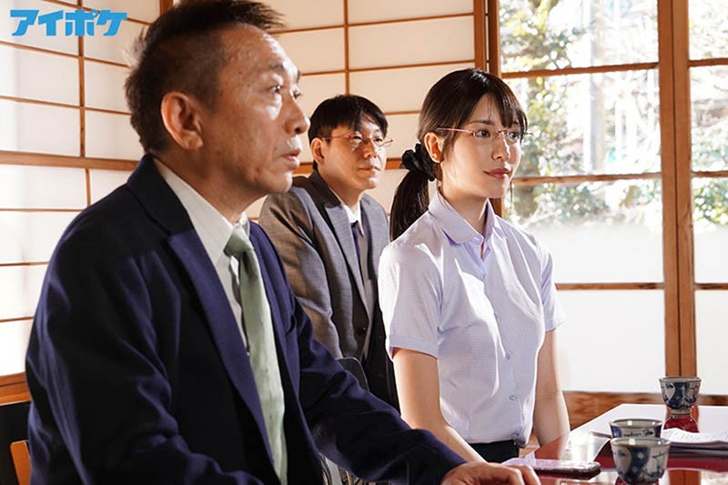 【GG扑克】IPX-658 :新人女子社员“枫カレン”出差发情,大叔部长快被榨干..