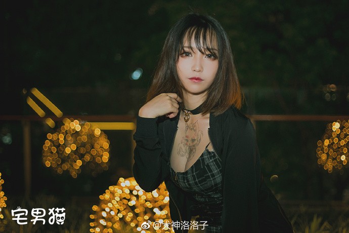 美丽的少女就像夏天吹来的凉风。