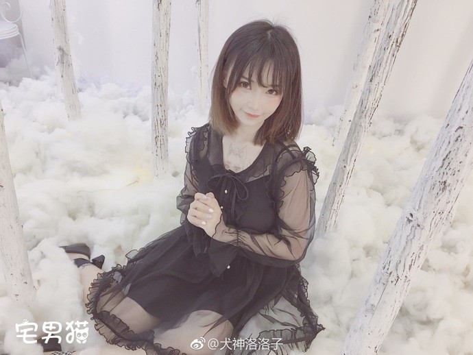 美丽的少女就像夏天吹来的凉风。