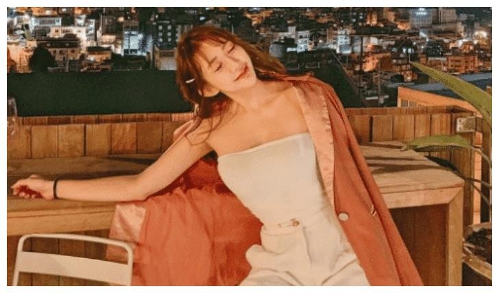 【GG扑克】25岁女网红与猩猩互动，猩猩动作很“奇怪”，网友：这是人扮的吧