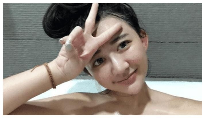 【GG扑克】25岁女网红与猩猩互动，猩猩动作很“奇怪”，网友：这是人扮的吧