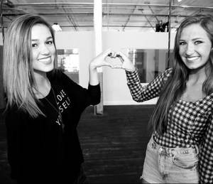 小说现代言情甜中带污 摸美女两腿中间裙子下面