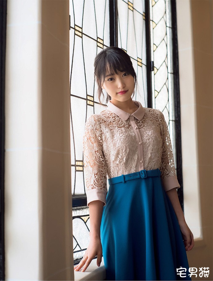 女子偶像组合榉坂46队长菅井友香大小姐气质放出法国宣传照