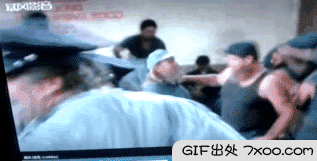 影片出处:监狱打架,黑人头撞灭火器