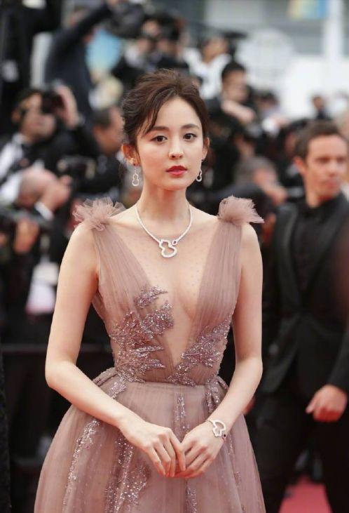 TVB小花晒性感照被批穿着暴露，因为性感被吐槽的女星还有谁？