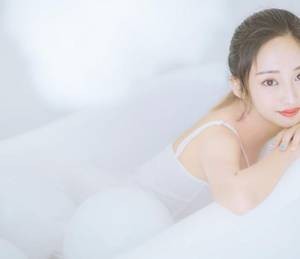 阿姨最好玩 把蛋糕涂在女主身上吃