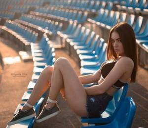 【GG扑克】喂下面的嘴巴吃东西惩罚 女生付钱男生默认