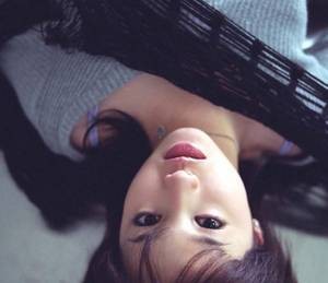 【GG扑克】男主很残暴经常用皮带打女主 我13了爸爸老是让我跟他睡觉