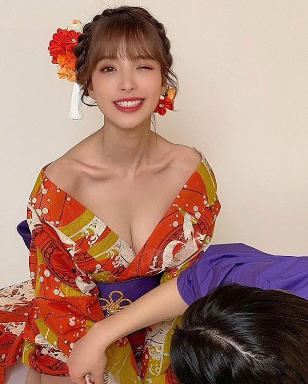 【GG扑克】F罩杯大奶萝莉“桃乃木かな”美艳和服露香肩,天使脸蛋配魔鬼乳沟让中国网友也疯狂