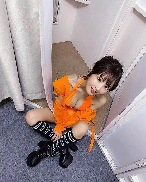 【GG扑克】F罩杯大奶萝莉“桃乃木かな”美艳和服露香肩,天使脸蛋配魔鬼乳沟让中国网友也疯狂
