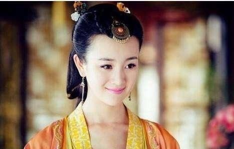 张檬穿睡衣直播，下巴尖尖像网红，被网友吐槽越来越像李小璐