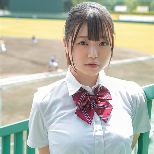 桥本ゆあ(桥本由爱)作品：G奶美少女解开钮扣露出她隐藏的巨乳。