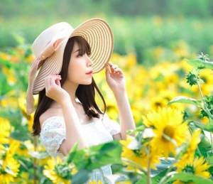 【GG扑克】女同学下面粉粉嫩嫩的 摄影棚里暴露女友小莹